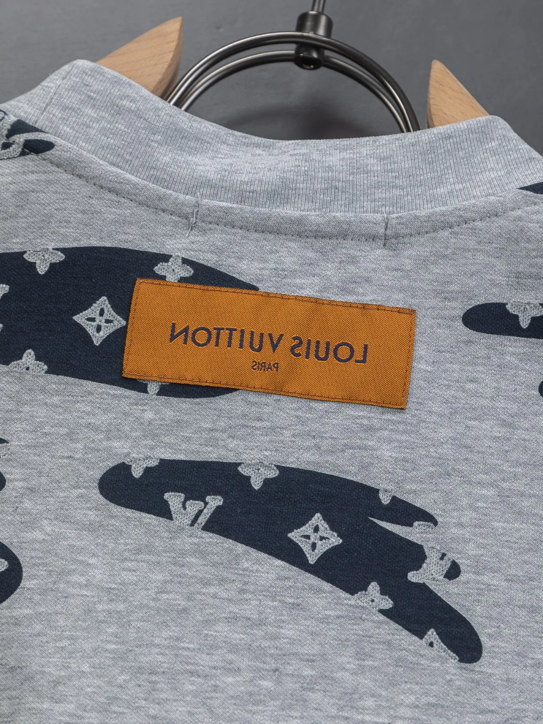 🅿️210 Louis Vuitton 1V LV micro-wide version S-XL LV 26ss new product counters are on the shelves at the same time. Multiple craftsmanship, composite fabrics, all-over cutting🔥Fire flower clouds☁️letter logo🪡 embroidery, round neck short-sleeved T-shirt, same style for men and women! Consigned to one-to-one creation. Synchronized with the official website, pure cotton fabrics at the counter! It is close to the skin and comfortable, durable and easy to wear. It has a classic and simple logo design and meticulous original craftsmanship. Short-sleeves, a must-have item for men, do not appear to be the same for the general public, but must be unique and eye-catching. This LV short-sleeve is all about quality, comfort, the same shape and fashion as always, including fabrics and cutting techniques. All of them have been made with great effort! 320 grams of washed pure cotton fabric, pure cotton is breathable, very refreshing and comfortable for daily wear. The rib knitting on the neckline is smooth and tight, and the neckline will not be skewed if you toss it at will. The loose version, you will find that it looks really good on the upper body. The overall is minimalist and neat, super versatile for daily use! Pair it casually with a pair of pants for a youthful look. A T-shirt will make your outfit crazy. It is a fashionable item that can never go wrong! Color: Black White Gray Purple Size: S-XL Size chart: S: Shoulder width 50-Bust 56-Length 70 M: Shoulder width 52-Bust 57-Length 72 L: Shoulder width 54-Bust 59-Length 74 XL: Shoulder width 56-Bust 62-Length 76